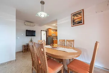 3-Bedroom Apartment in Vir, 30 m to Smratine Beach