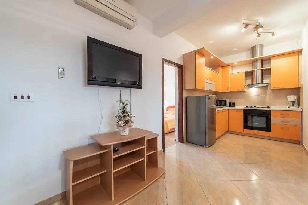 3-Bedroom Apartment in Vir, 30 m to Smratine Beach