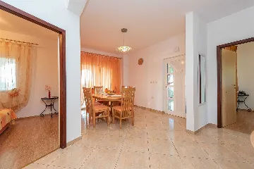 3-Bedroom Apartment in Vir, 30 m to Smratine Beach