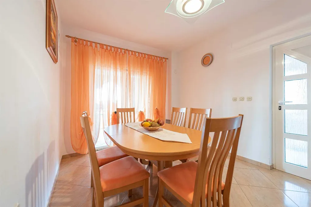 3-Bedroom Apartment in Vir, 30 m to Smratine Beach