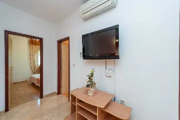 3-Bedroom Apartment in Vir, 30 m to Smratine Beach