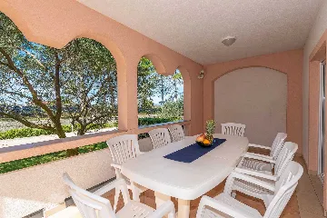 4-Bedroom Apartment in Vir for 8 Guests