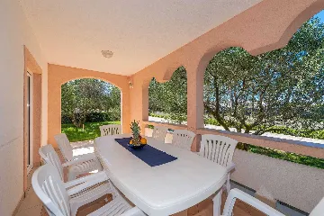 4-Bedroom Apartment in Vir for 8 Guests