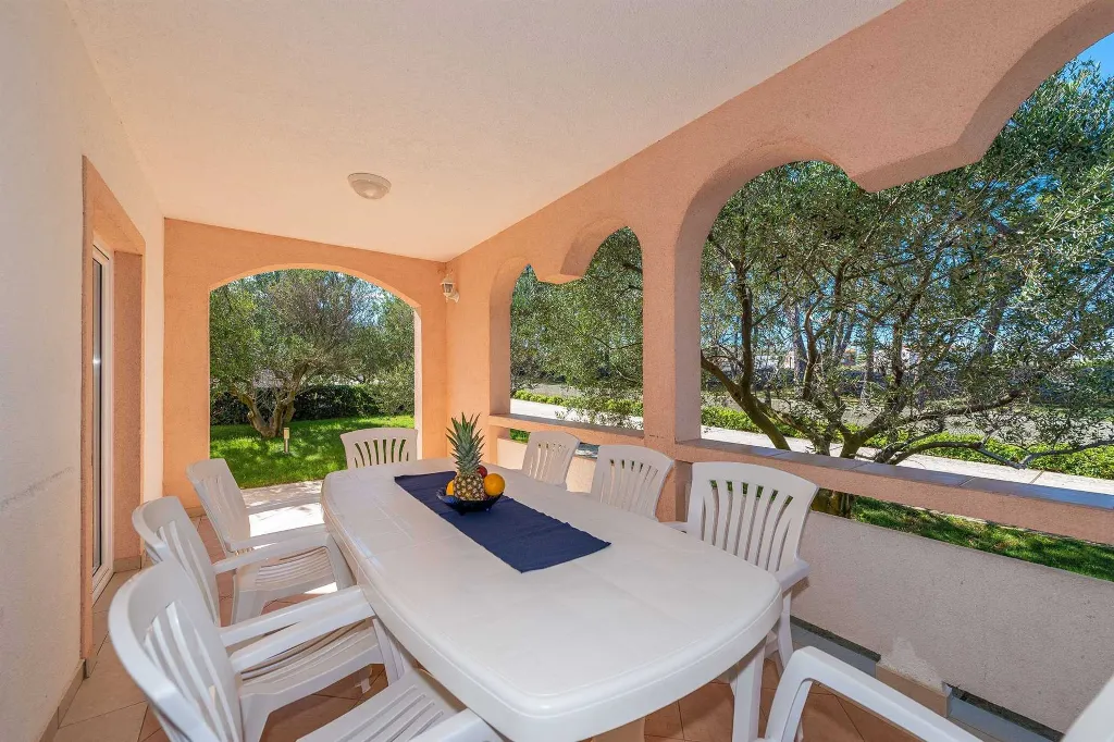 4-Bedroom Apartment in Vir for 8 Guests