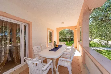 4-Bedroom Apartment in Vir for 8 Guests