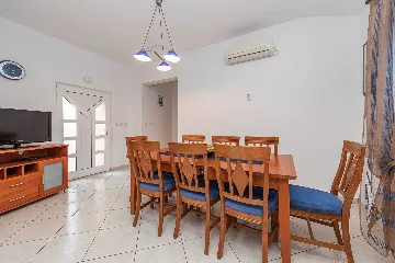 4-Bedroom Apartment in Vir for 8 Guests