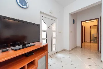 4-Bedroom Apartment in Vir for 8 Guests