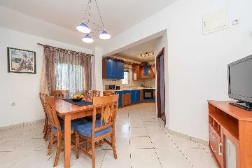 4-Bedroom Apartment in Vir for 8 Guests