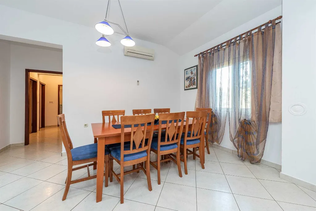 4-Bedroom Apartment in Vir for 8 Guests