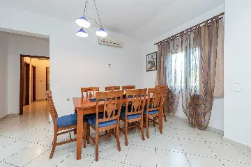 4-Bedroom Apartment in Vir for 8 Guests