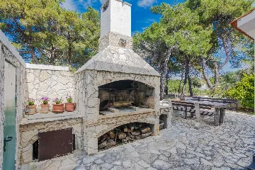 Air-Conditioned Apartment in Vir for 4–6 Guests