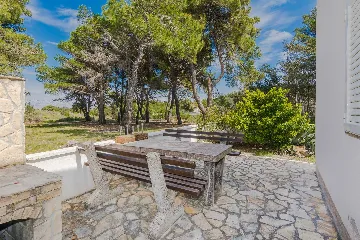 Air-Conditioned Apartment in Vir for 4–6 Guests