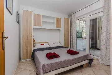 Air-Conditioned Apartment in Vir for 4–6 Guests