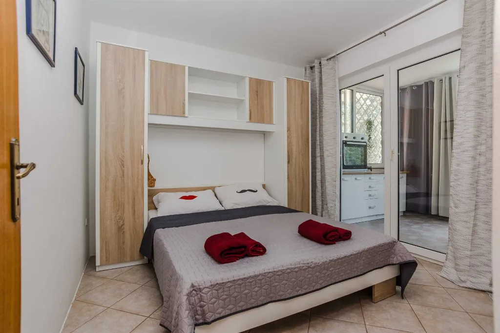 Air-Conditioned Apartment in Vir for 4–6 Guests