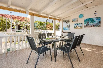 Air-Conditioned Apartment in Vir for 6 Guests