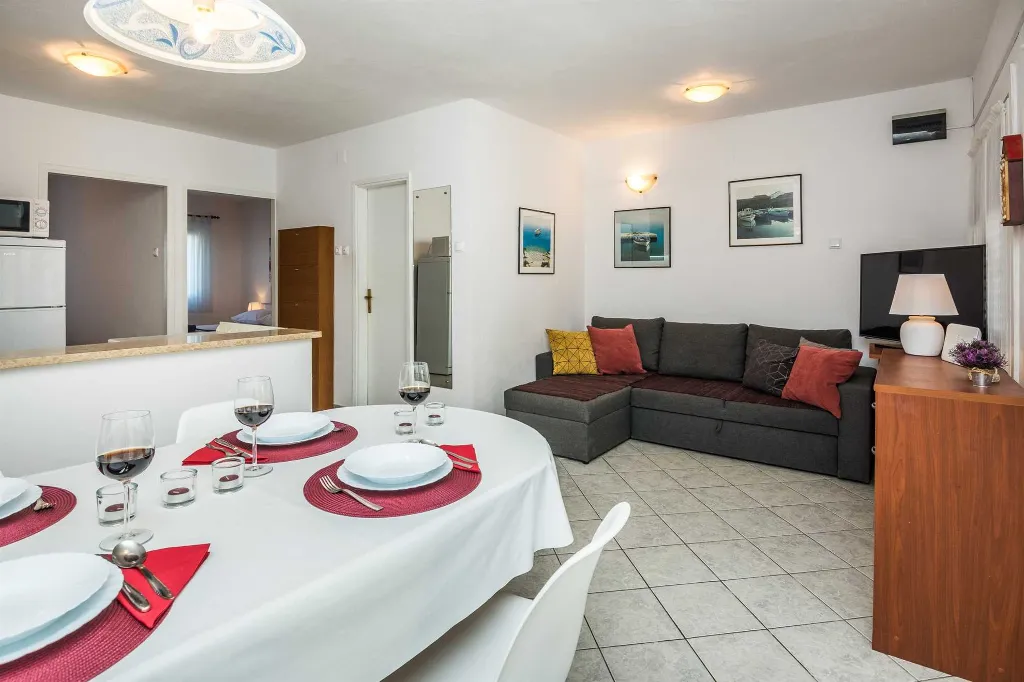 Air-Conditioned Apartment in Vir for 6 Guests