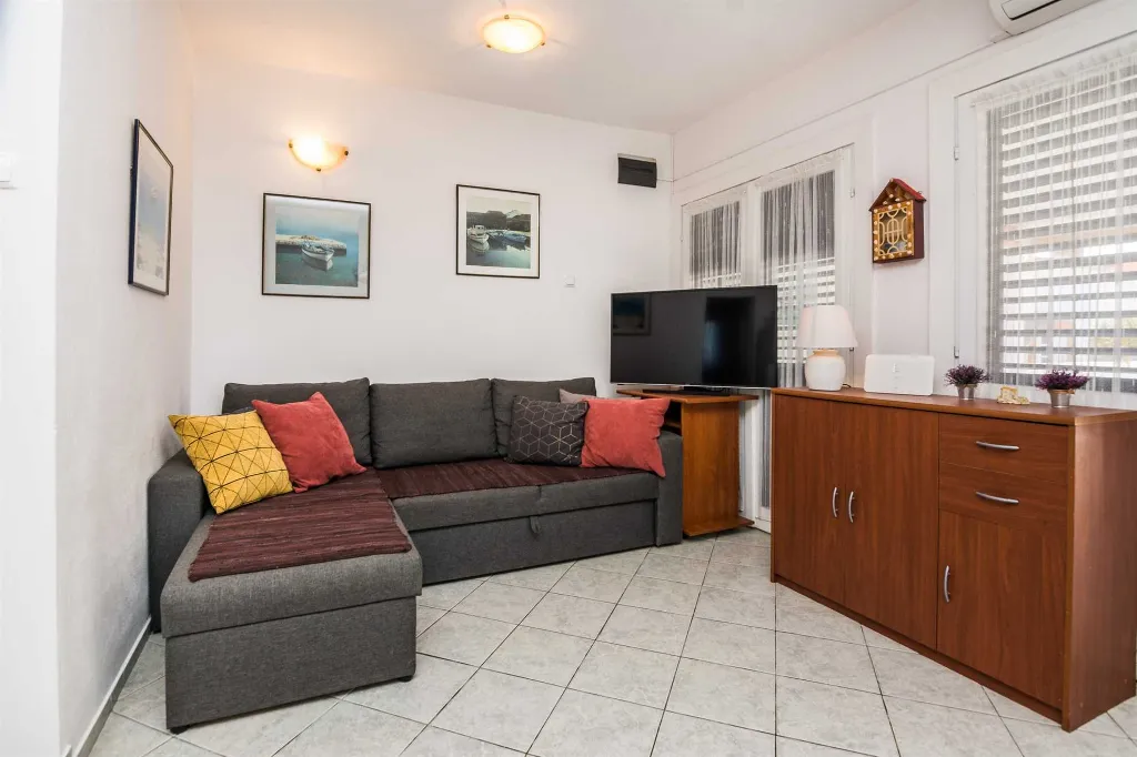 Air-Conditioned Apartment in Vir for 6 Guests