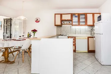 Air-Conditioned Apartment in Vir for 6 Guests