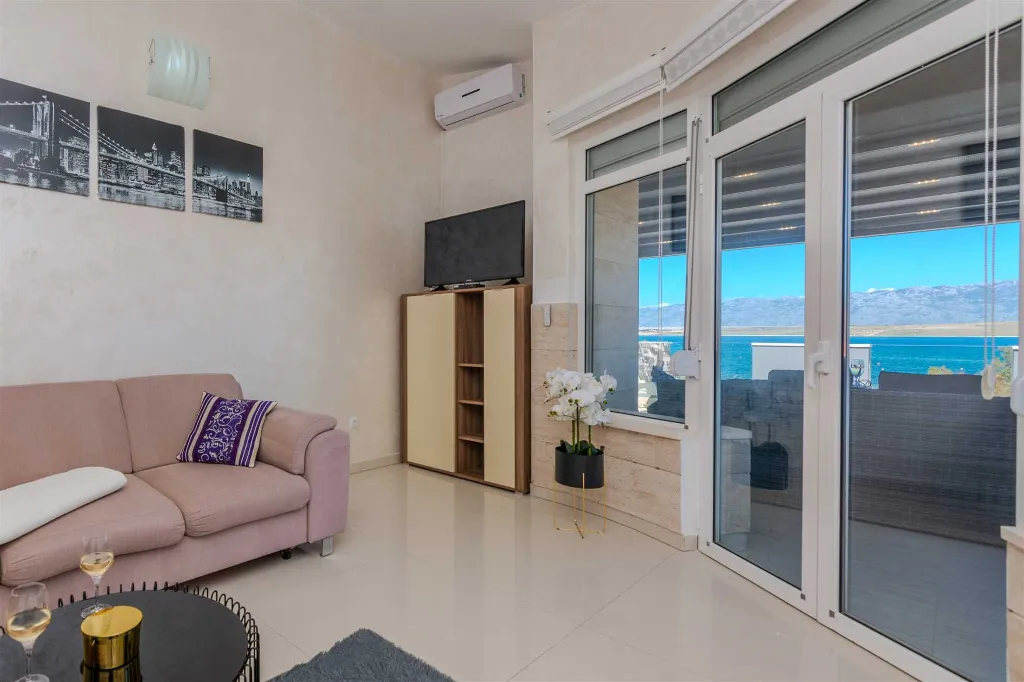 Apartment in Vir for 4–6 Guests with Sea View