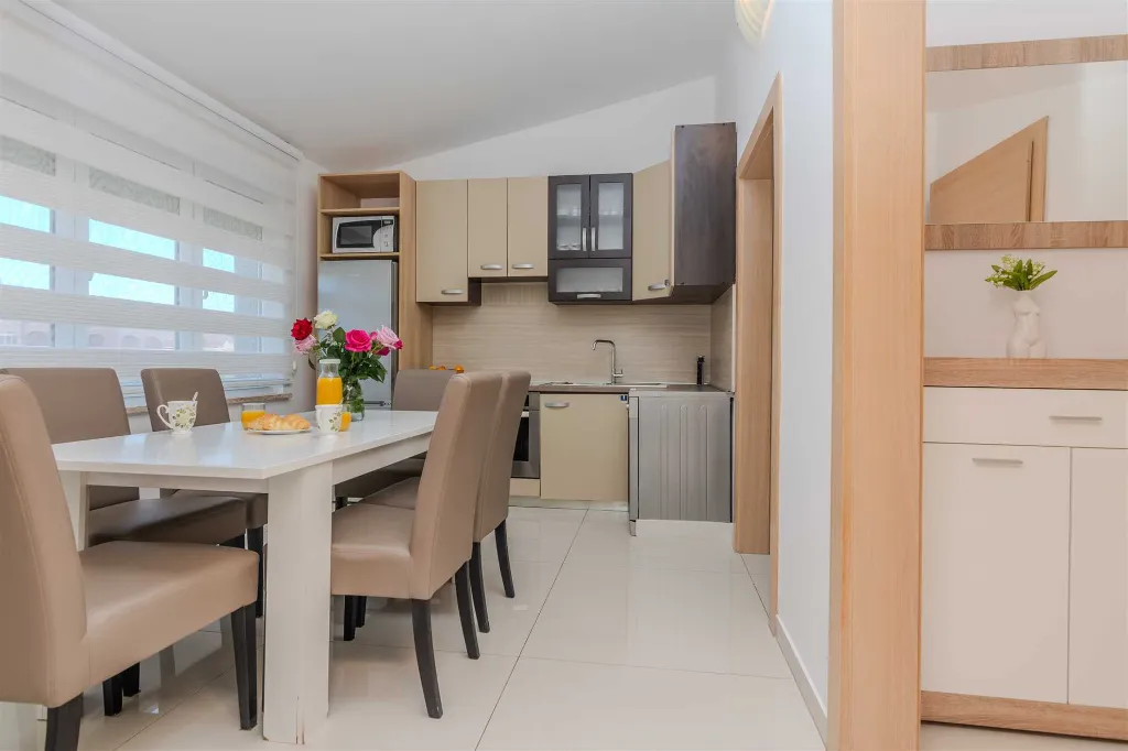 Apartment in Vir for 4–6 Guests with Sea View