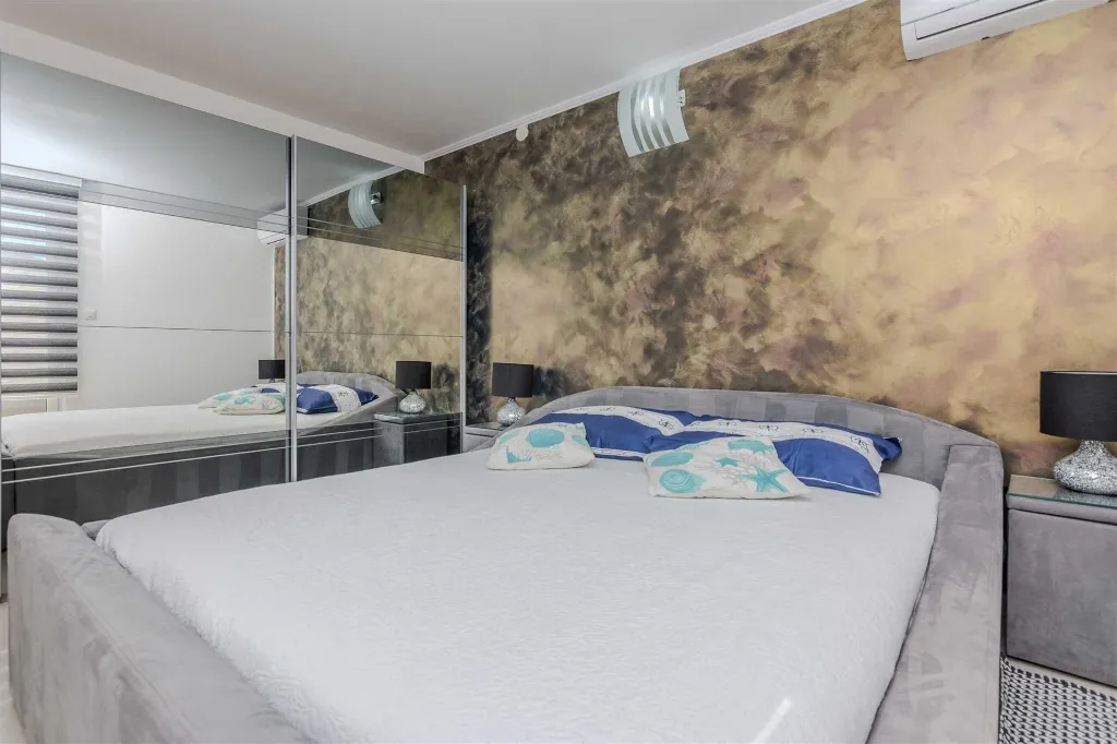 Apartment in Vir for 4–6 Guests with Sea View