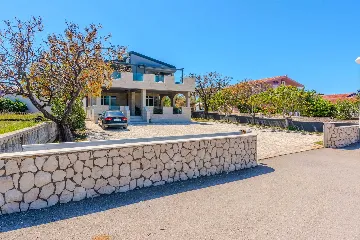 Apartment in Vir for 4–6 Guests with Sea View