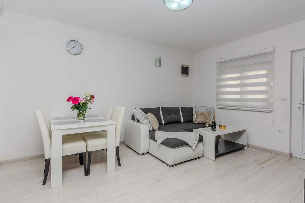 Apartment in Vir for 4-6 Guests, 30m to Beach