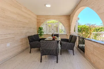 Beachfront Apartment in Vir for 4–6 Guests