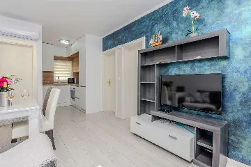 Beachfront Apartment in Vir for 4–6 Guests