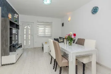 Beachfront Apartment in Vir for 4–6 Guests