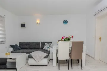 Beachfront Apartment in Vir for 4–6 Guests