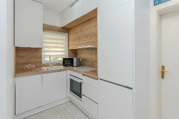 Beachfront Apartment in Vir for 4–6 Guests