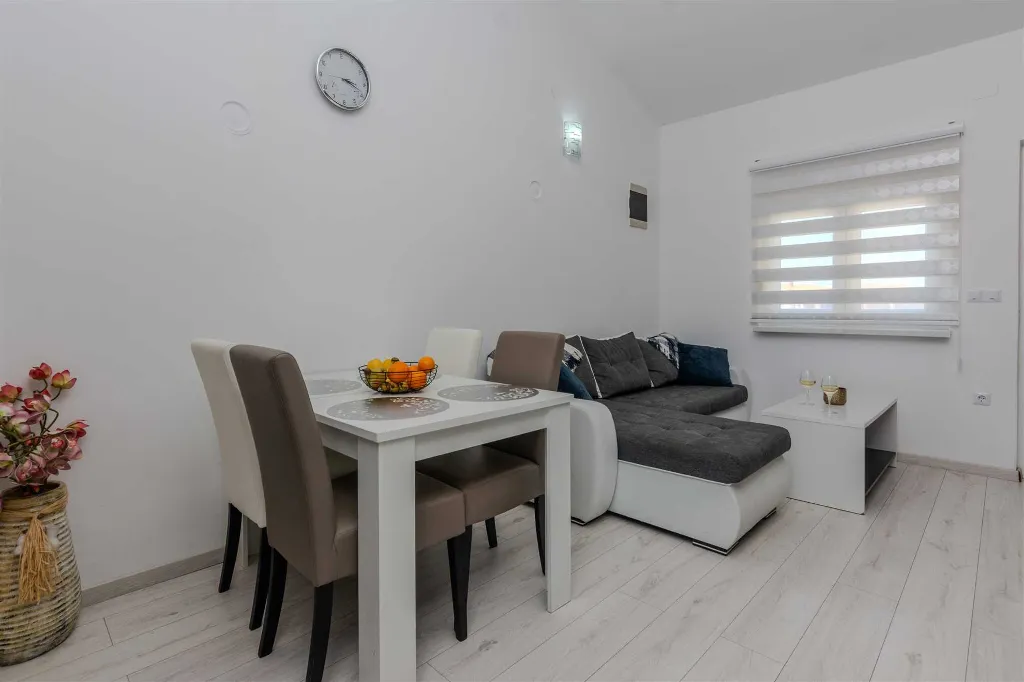2-Bedroom Apartment with Balcony in Vir