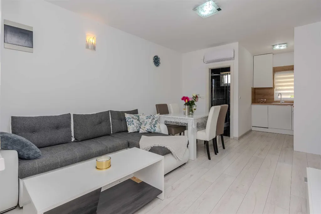 Sea-View Apartment in Vir for 4–6 Guests