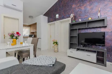 Sea-View Apartment in Vir for 4–6 Guests