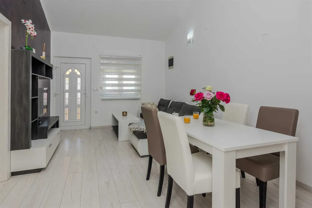 Sea-View Apartment in Vir for 4–6 Guests