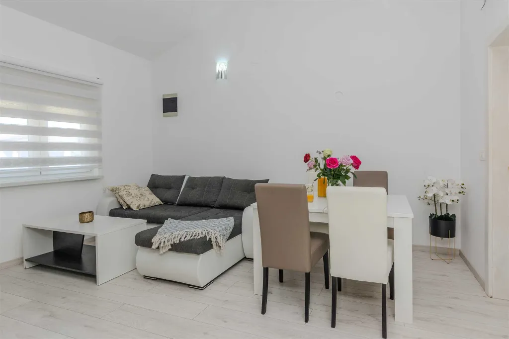 Sea-View Apartment in Vir for 4–6 Guests