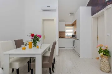 Sea-View Apartment in Vir for 4–6 Guests