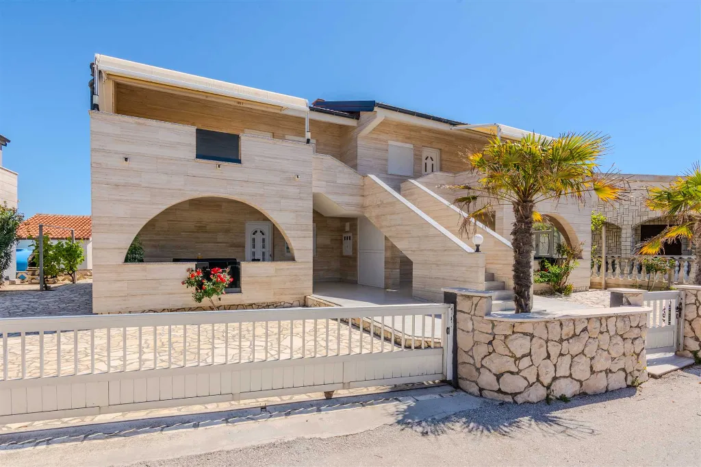 Sea-View Apartment in Vir for 4–6 Guests