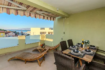 2-Bedroom Apartment in Vir for 4–6 Guests