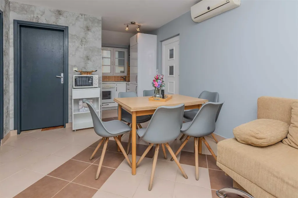 2-Bedroom Apartment in Vir for 4–6 Guests
