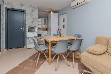 2-Bedroom Apartment in Vir for 4–6 Guests