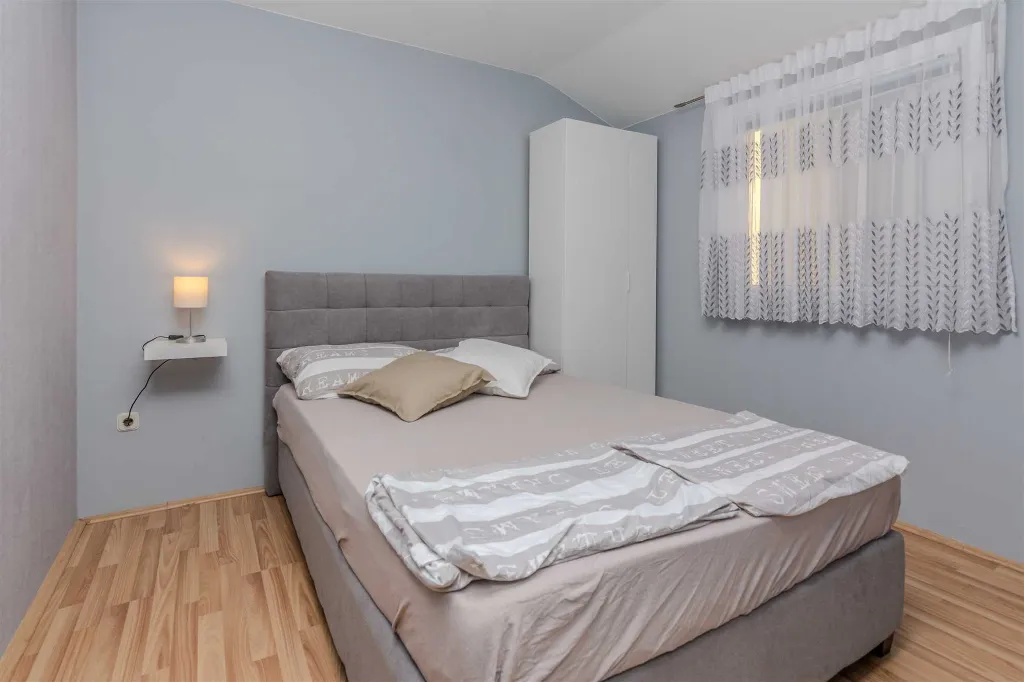 2-Bedroom Apartment in Vir for 4–6 Guests
