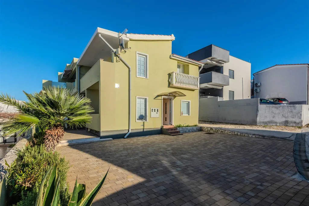 2-Bedroom Apartment in Vir for 4–6 Guests