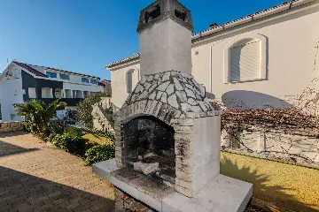 2-Bedroom Apartment in Vir for 4–6 Guests