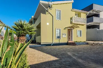 Apartment in Vir for 2–4 Guests with Terrace