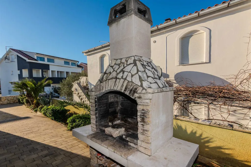 Apartment in Vir for 2–4 Guests with Terrace