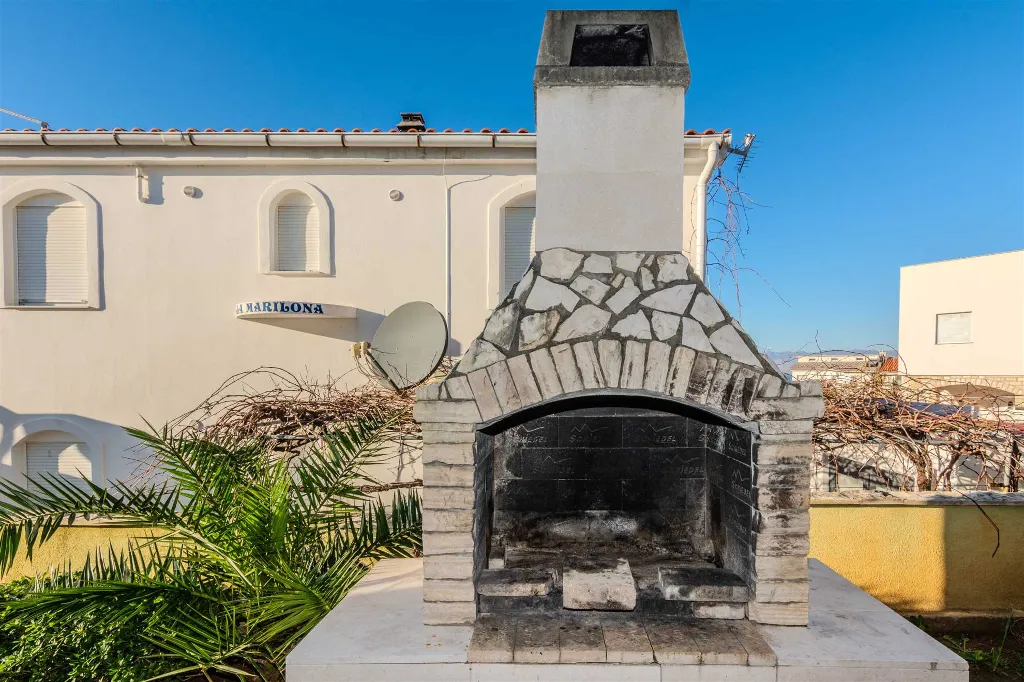 Apartment in Vir for 2–4 Guests with Terrace