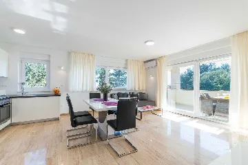 Vir 2-Bedroom Apartment for 4, Near Beach