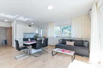 Vir 2-Bedroom Apartment for 4, Near Beach